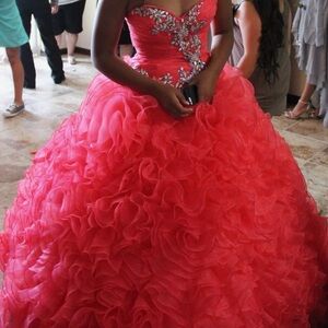 Size 6 Fuchsia Quincenera dress